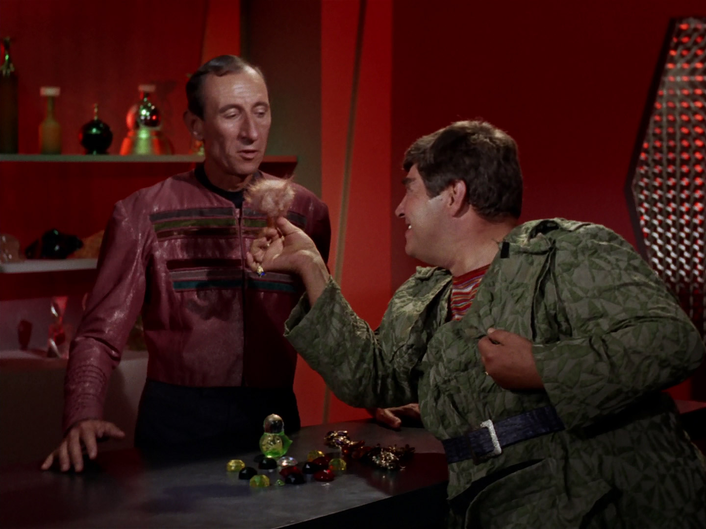 https://tos.trekcore.com/gallery/albums/screencaps/season2/213-trouble-with-tribbles/trouble-with-tribbles-134.jpg