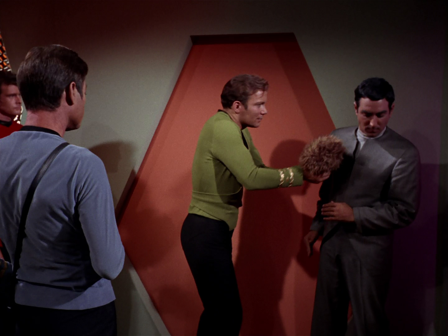 https://tos.trekcore.com/gallery/albums/screencaps/season2/213-trouble-with-tribbles/trouble-with-tribbles-806.jpg